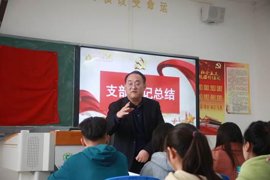 说明: E:\办公资料\照片与视频\海燕政策研究论坛线路1工作图片\2020年\10月\15日——赵福菓副书记参加马院学生党支部党日活动\精选图片\AB3A0188.JPG