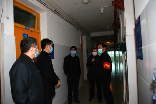 说明: E:\办公资料\照片与视频\海燕政策研究论坛线路1工作图片\2020年\4月\22日—疫情期间开展学生入学演练工作\精选图片\校领导查看宿舍准备情况.JPG