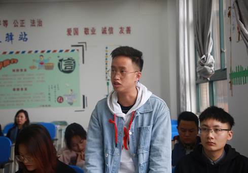 说明: E:\办公资料\照片与视频\海燕政策研究论坛线路1工作图片\2020年\10月\15日——赵福菓副书记参加马院学生党支部党日活动\精选图片\AB3A0108.JPG