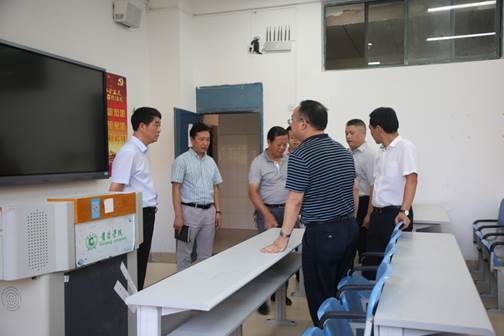 说明: E:\办公资料\照片与视频\海燕政策研究论坛线路1工作图片\2020年\8月\27日——校领导检查学生寝室、食堂、超市、教室为开学作准备。\精选图片\AB3A0099.JPG