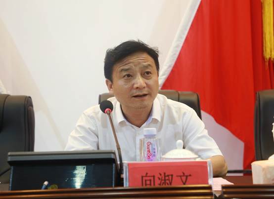 说明: E:\办公资料\照片与视频\海燕政策研究论坛线路1工作图片\2020年\9月\10日——庆祝第36教师节\精选图片\AB3A0078.JPG