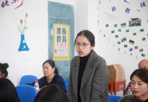 说明: E:\办公资料\照片与视频\海燕政策研究论坛线路1工作图片\2020年\10月\15日——赵福菓副书记参加马院学生党支部党日活动\精选图片\AB3A0101.JPG