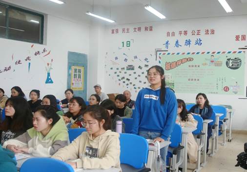 说明: E:\办公资料\照片与视频\海燕政策研究论坛线路1工作图片\2020年\10月\15日——赵福菓副书记参加马院学生党支部党日活动\精选图片\AB3A0083.JPG