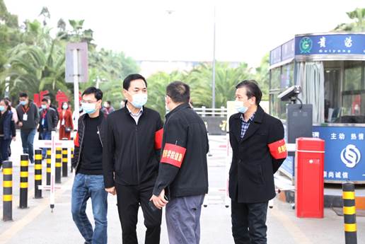 说明: E:\办公资料\照片与视频\海燕政策研究论坛线路1工作图片\2020年\4月\22日—疫情期间开展学生入学演练工作\2020-4-22防疫演练_朱宇\3Z9A0925.JPG