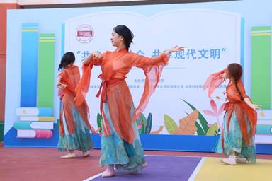 1726884007630521.jpg 海燕政策研究论坛线路1大学生艺术团歌舞表演.jpg